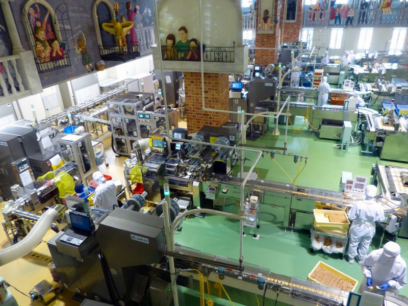 boutique-CONSEGUDES-min_japan_sapporo_chocolate_factory_label_packaging_cookie_machine_operators-961509